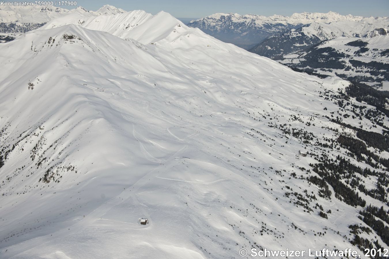 Von SW nach NE quer durchs Bild: Skilift Alp Lavoz (Position: 2'759'631.21, 1'178'750.71) am Piz Danis. Anlage weiter hinten: Calchameala - Cumascheals.